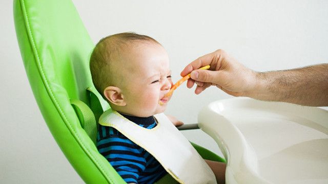 Малыш корчится от еды