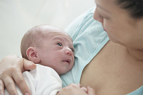 малыш на руках у мамы
