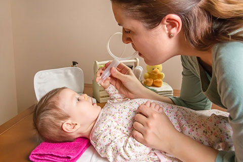 мама закапывает нос малышу