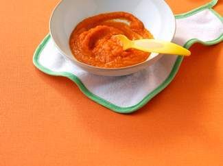 Пюре из моркови в тарелке