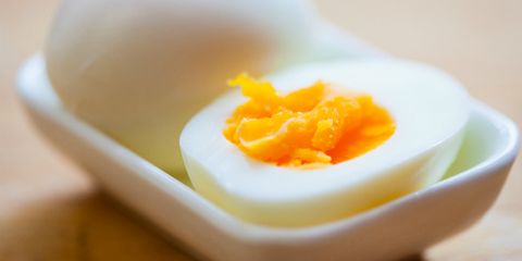 Когда грудничку можно предложить куриное и перепелиное яйцо?