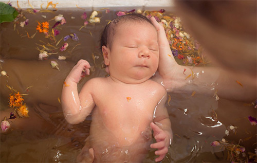 купание грудничка с травами