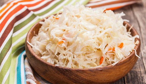 Разрешено ли маме, которая кормит грудью малыша, кушать квашеную капусту?
